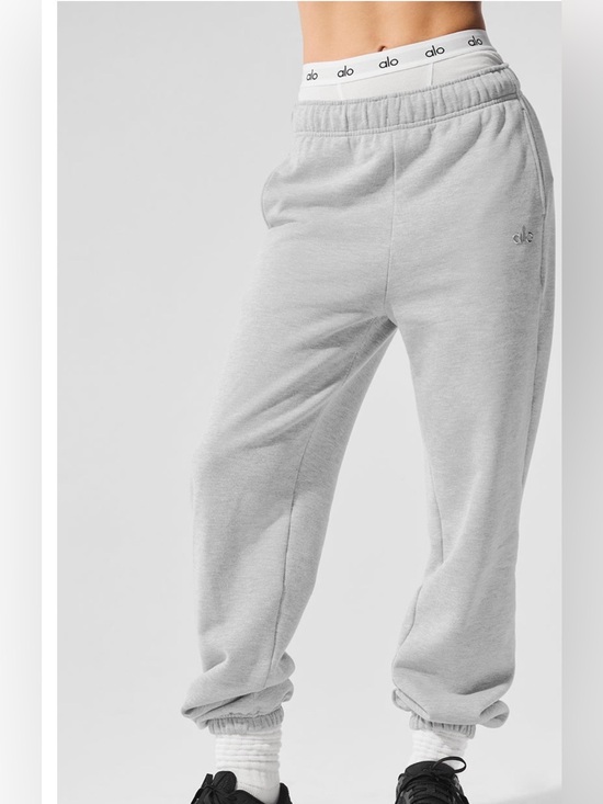 Pants - Alo Accolade sweatpant in athletic Heather grey fits like a small oversized